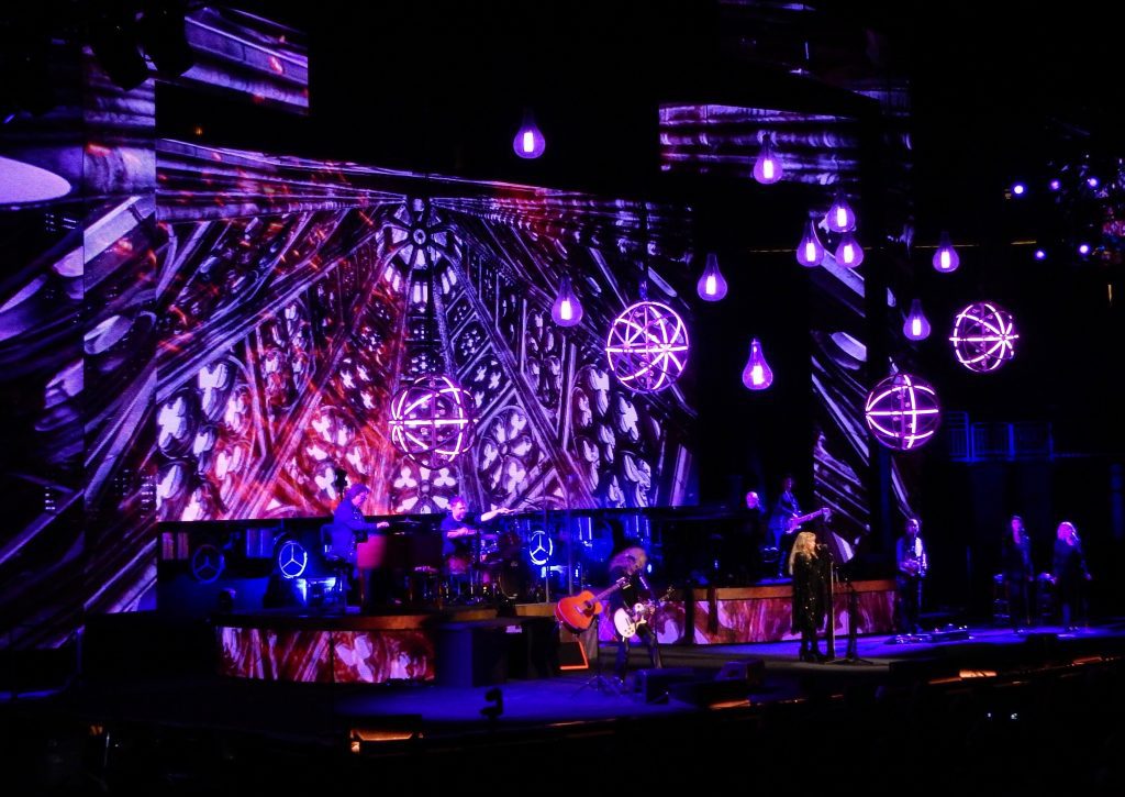 Escenario con iluminación y pantallas LED en espectáculo en directo