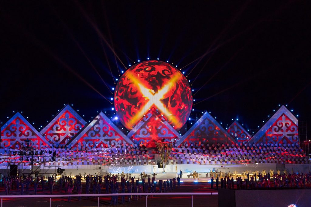 Gran escenario con pantallas LED y efectos visuales