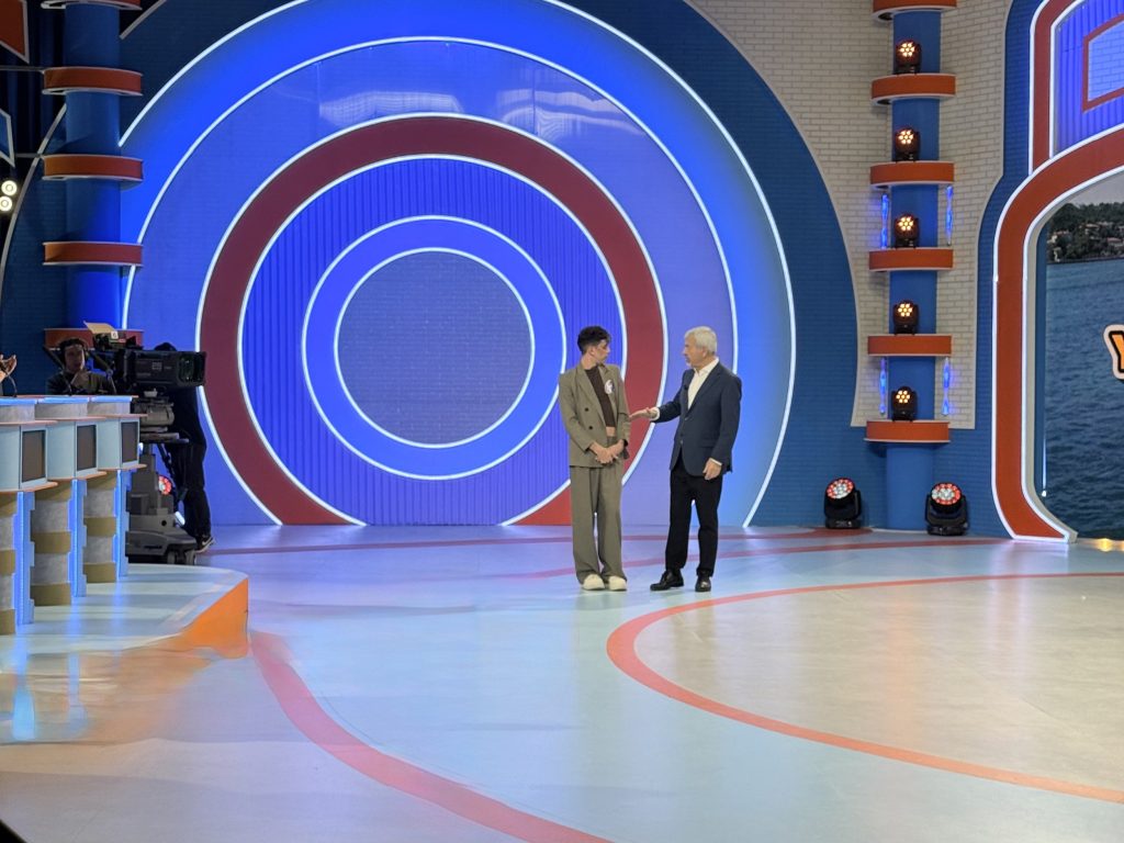 Plató profesional con pantalla LED curva, presentador y composición visual adaptada a un espacio de tamaño contenido.