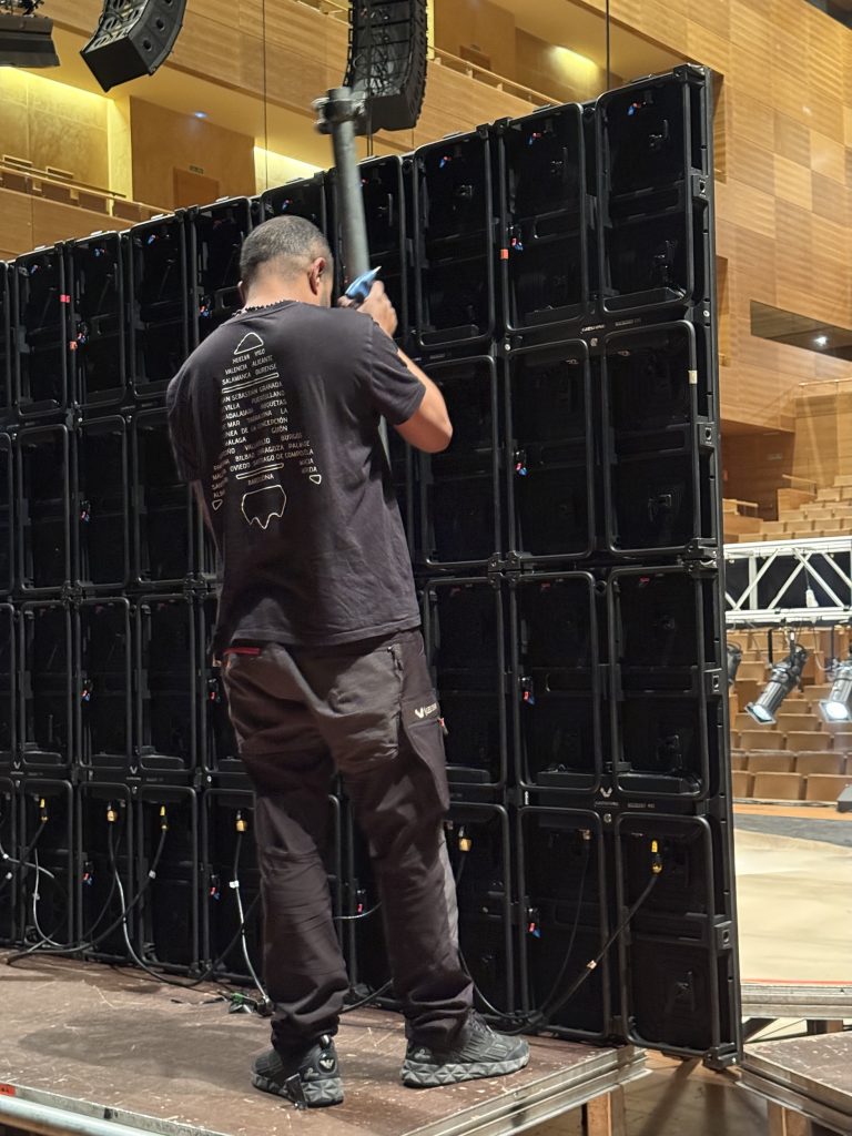 Técnico trabajando en el montaje de módulos de pantalla LED para un evento profesional.