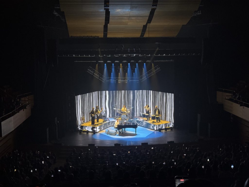Montaje escénico con pantalla LED, iluminación azul y diseño audiovisual integrado en el espacio del evento.
