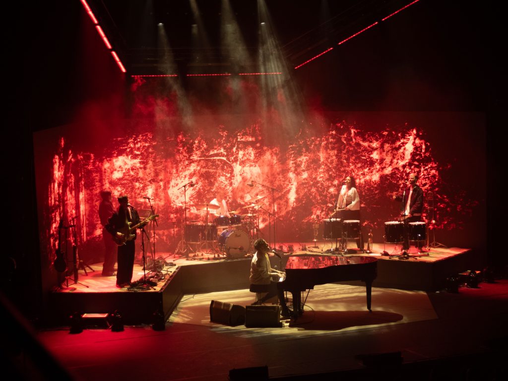 Escenario reducido con pantalla LED al fondo, iluminación escénica y montaje preparado para una actuación o presentación.