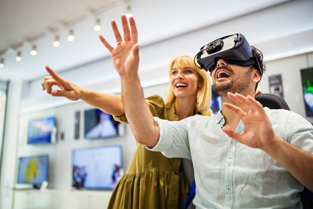Visitante probando experiencia de realidad virtual en stand de feria tecnológica