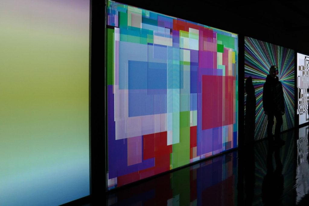 Pantallas LED con contenido visual dinámico en exposición audiovisual